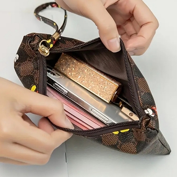 🆕️FIRM~LAST 1🌹DISNEYS MICKEY MOUSE THIN ZIPPERED CLUTCH/WALLET DESIGNER LOOK - Picture 4 of 16